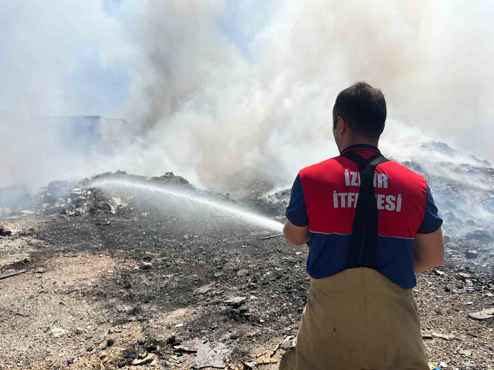 İzmir’de çöplüğe dönüştürülen boş arazi yine alevlere teslim 6 izmirde copluge donusturulen bos arazi yine alevlere teslim 2 PHJ8ywtv