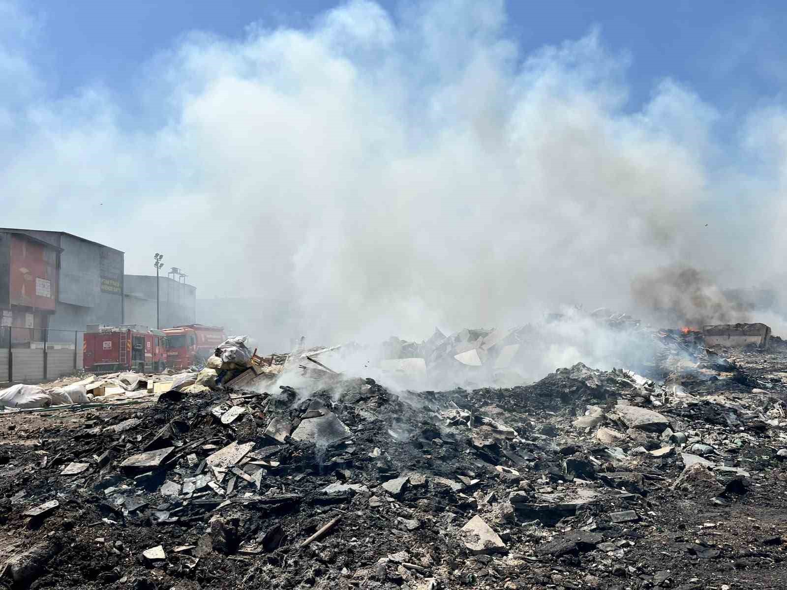 İzmir’de çöplüğe dönüştürülen boş arazi yine alevlere teslim 7 izmirde copluge donusturulen bos arazi yine alevlere teslim 3 ZLsBqk47