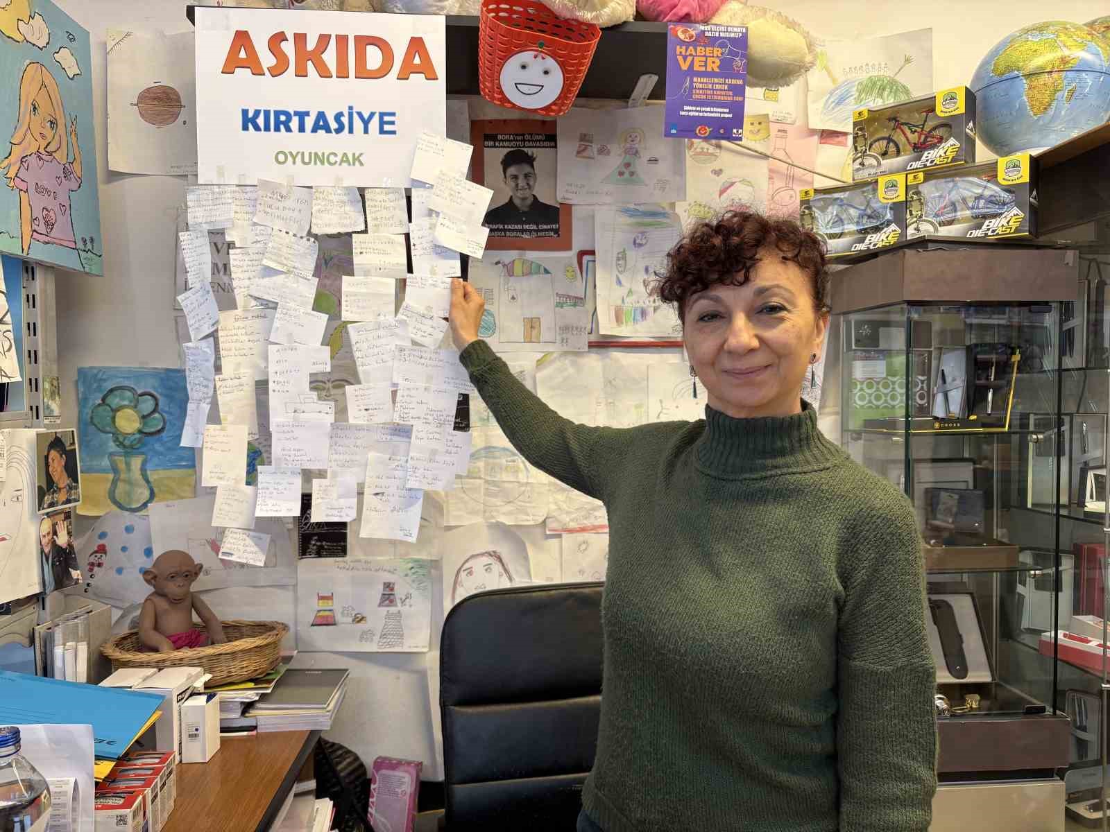 izmirde defter ve kalemler askida kirtasiye ile sahiplerini buluyor 0 MOvQvgmn