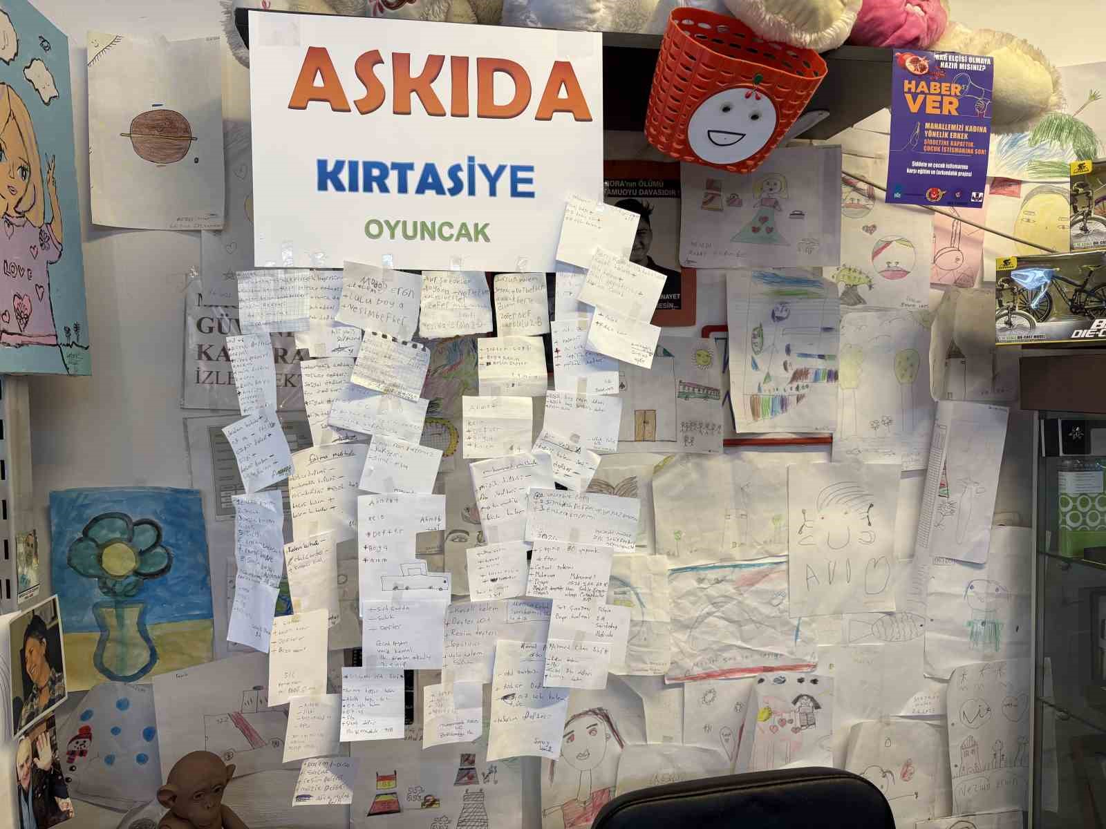 izmirde defter ve kalemler askida kirtasiye ile sahiplerini buluyor 1