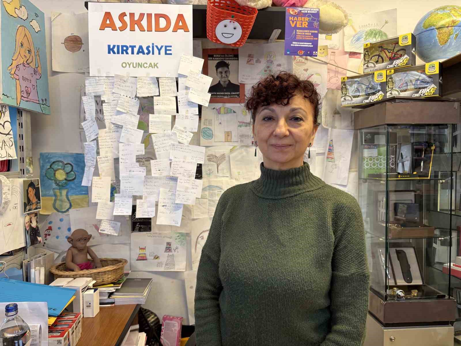izmirde defter ve kalemler askida kirtasiye ile sahiplerini buluyor 2 DCyF89Mv