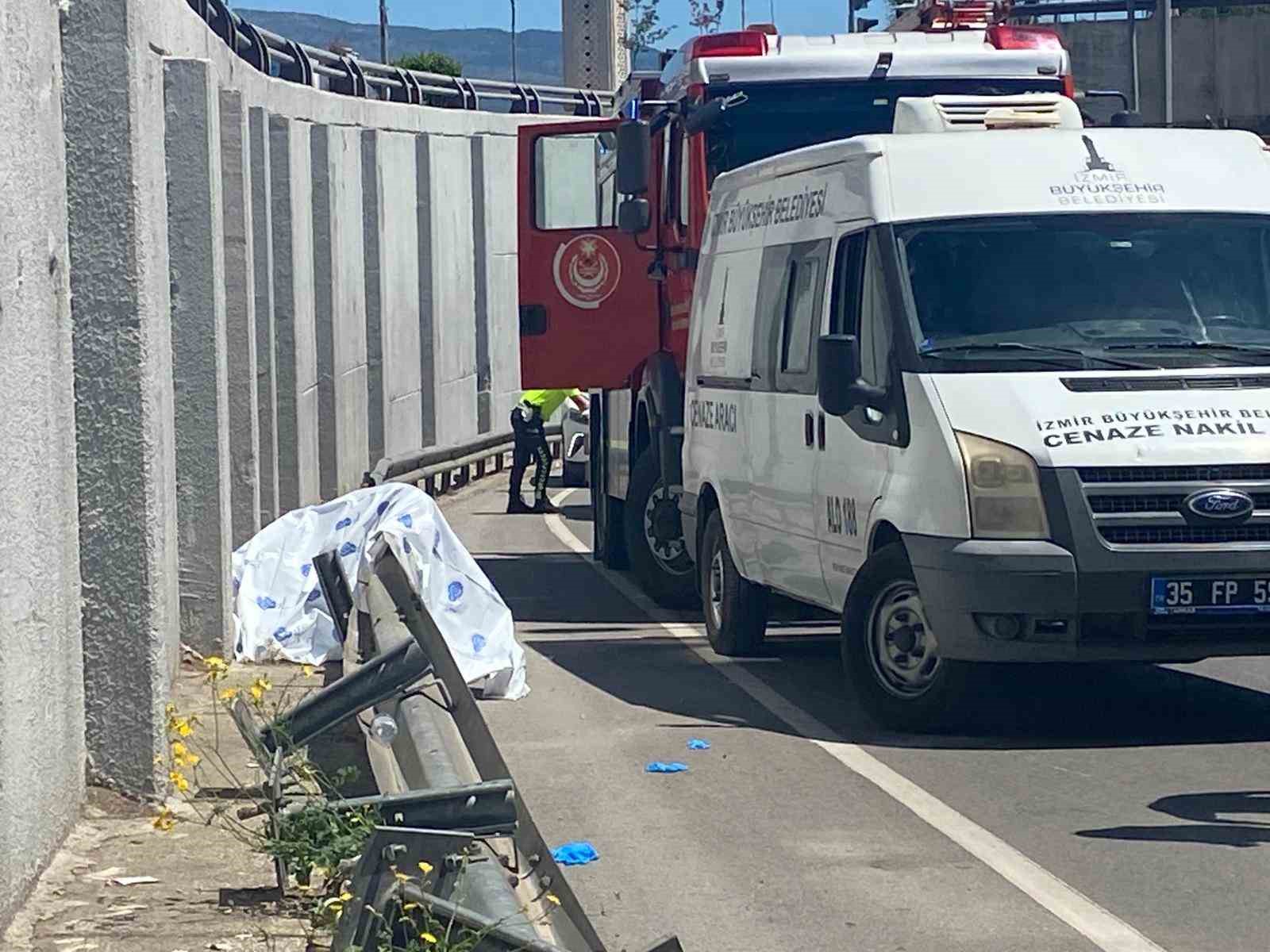 izmirde demir bariyere carpan motosikletin surucusu hayatini kaybetti 0 R1esyBGU