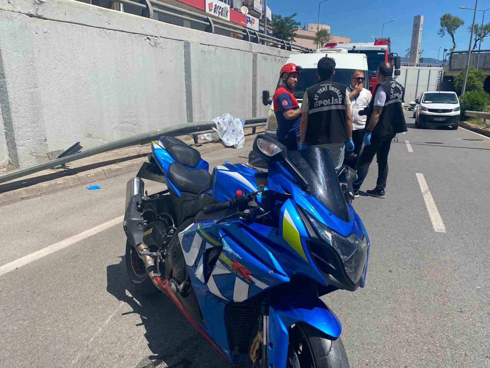 izmirde demir bariyere carpan motosikletin surucusu hayatini kaybetti 1 9pqMfnv3