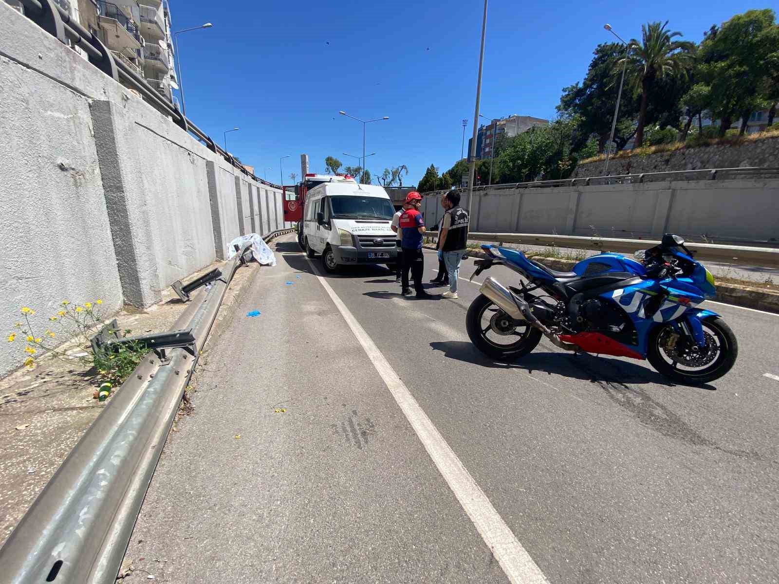 izmirde demir bariyere carpan motosikletin surucusu hayatini kaybetti 2 tUaWyw2u