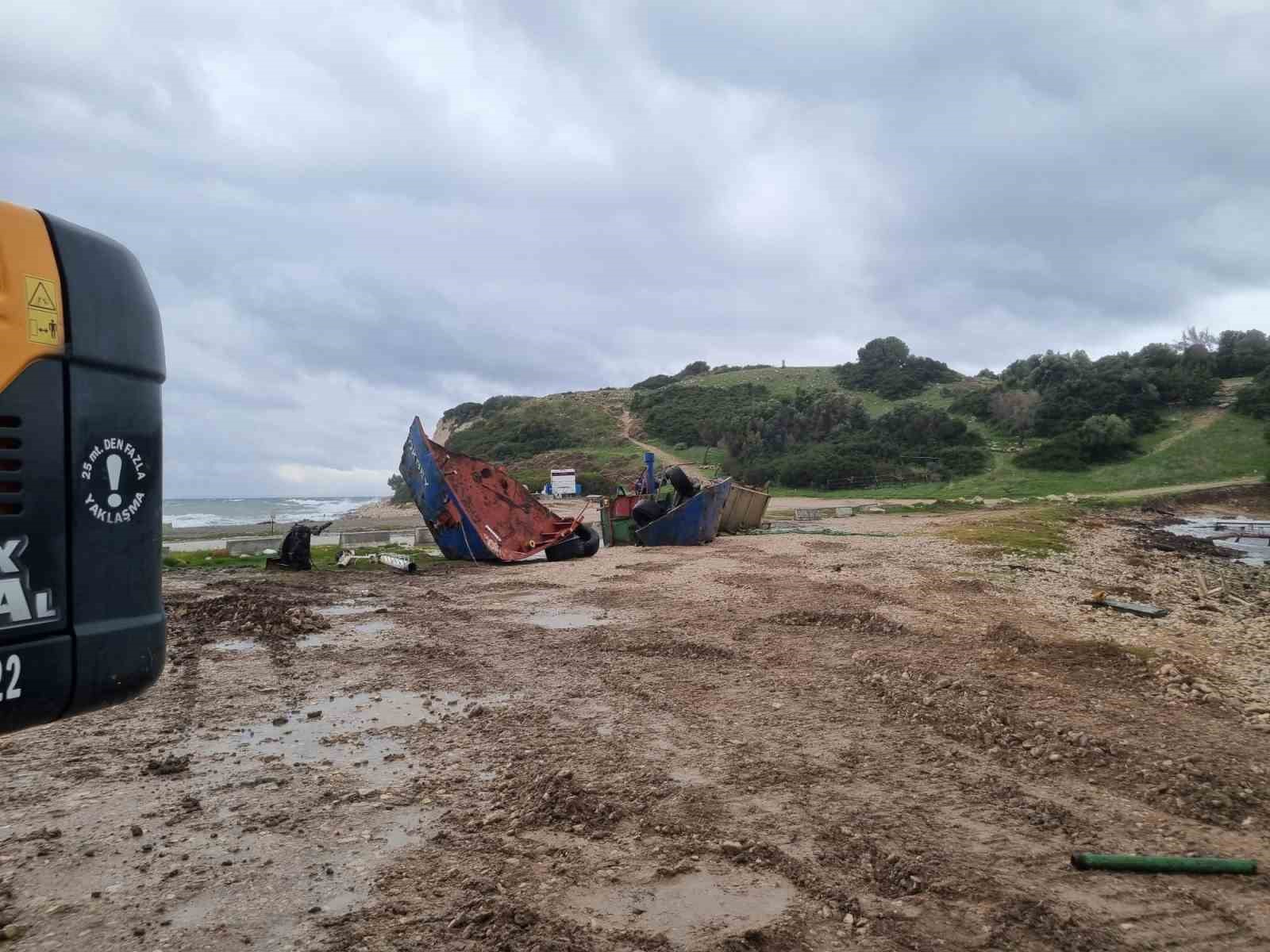 izmirde demircili sahilindeki hurda gemiye inceleme baslatildi 1 lNUMNVgU
