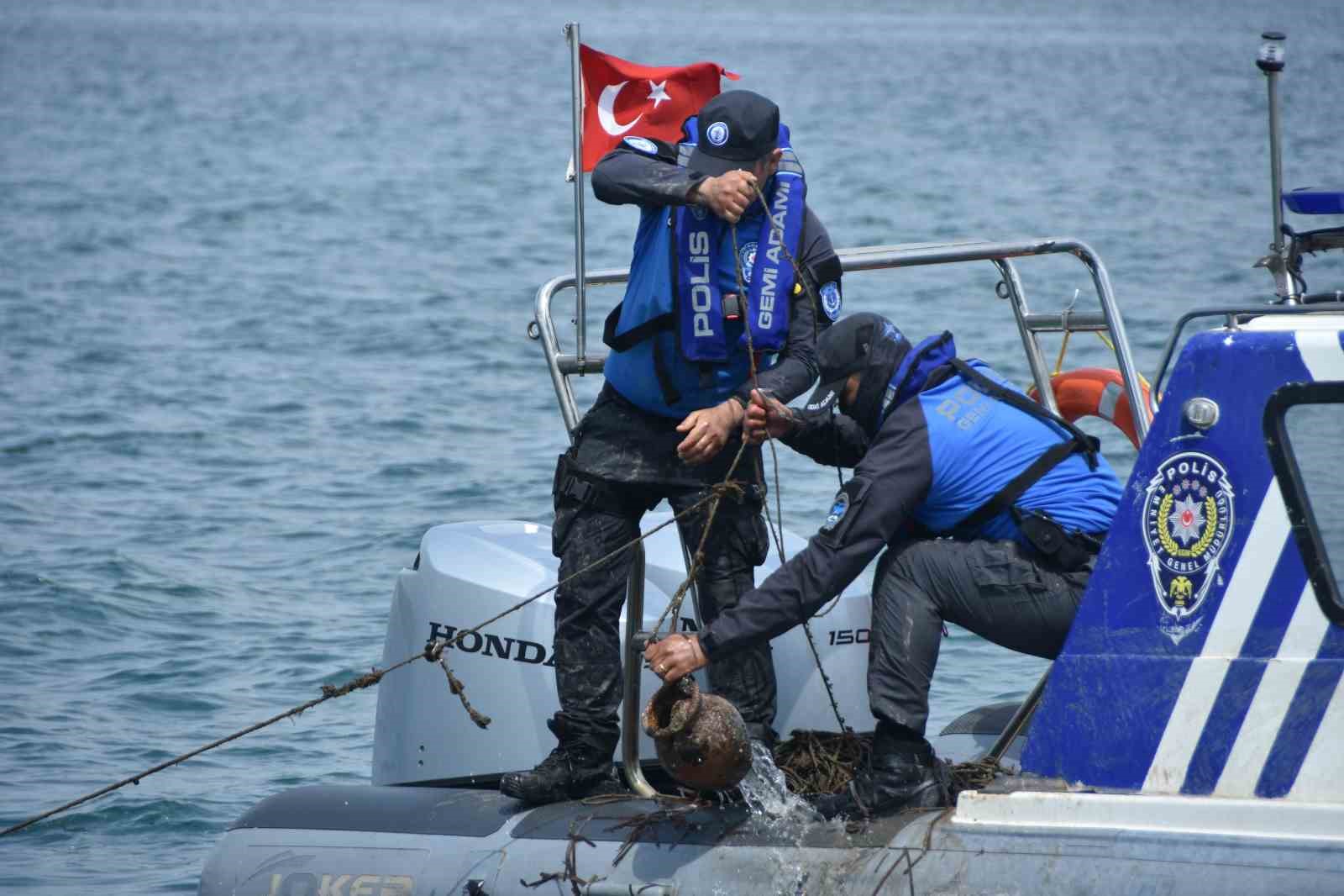 izmirde deniz ekosistemini tehdit eden kacak ahtapot tuzaklari imha edildi 0 JfXh2jdR