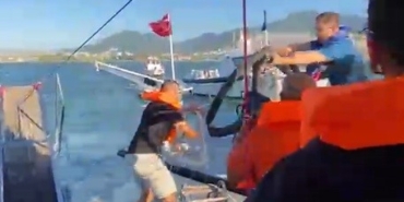 izmirde-denizde-korku-dolu-anlar-su-alan-teknedeki-6-yolcu-kurtarildi-beX17Nxm.jpg