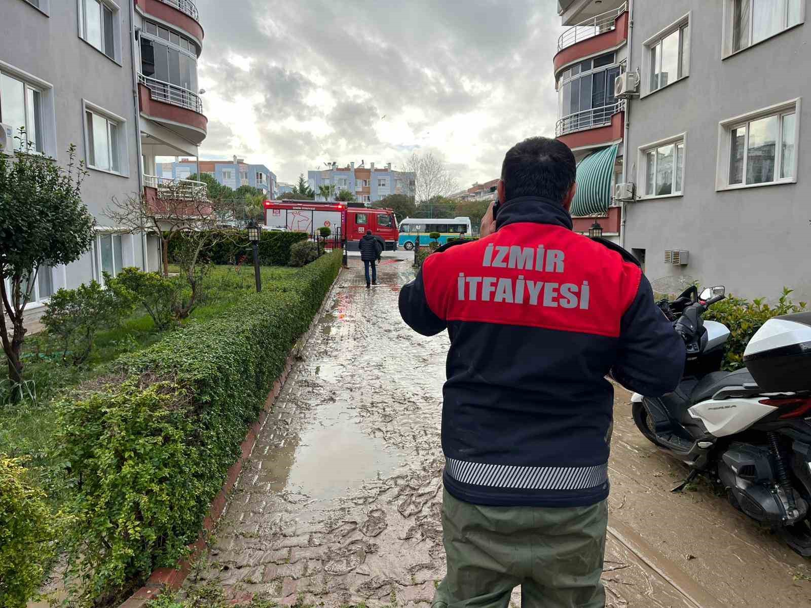 izmirde dere tasti vatandaslar caresiz kaldi televizyonda izlerdik basimiza geldi 5 2VgkBv96