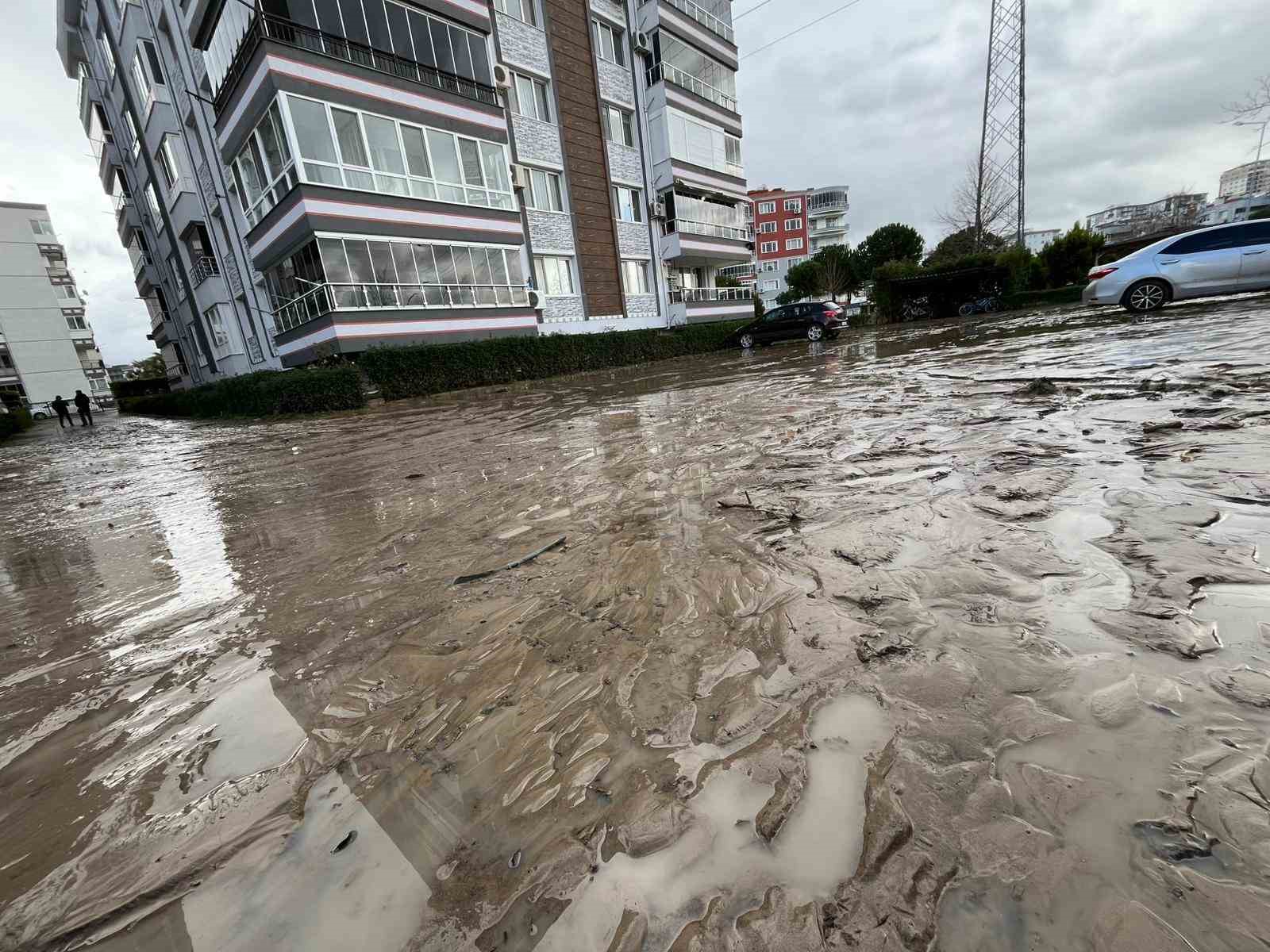 izmirde dere tasti vatandaslar caresiz kaldi televizyonda izlerdik basimiza geldi 8 2pHhIr2F