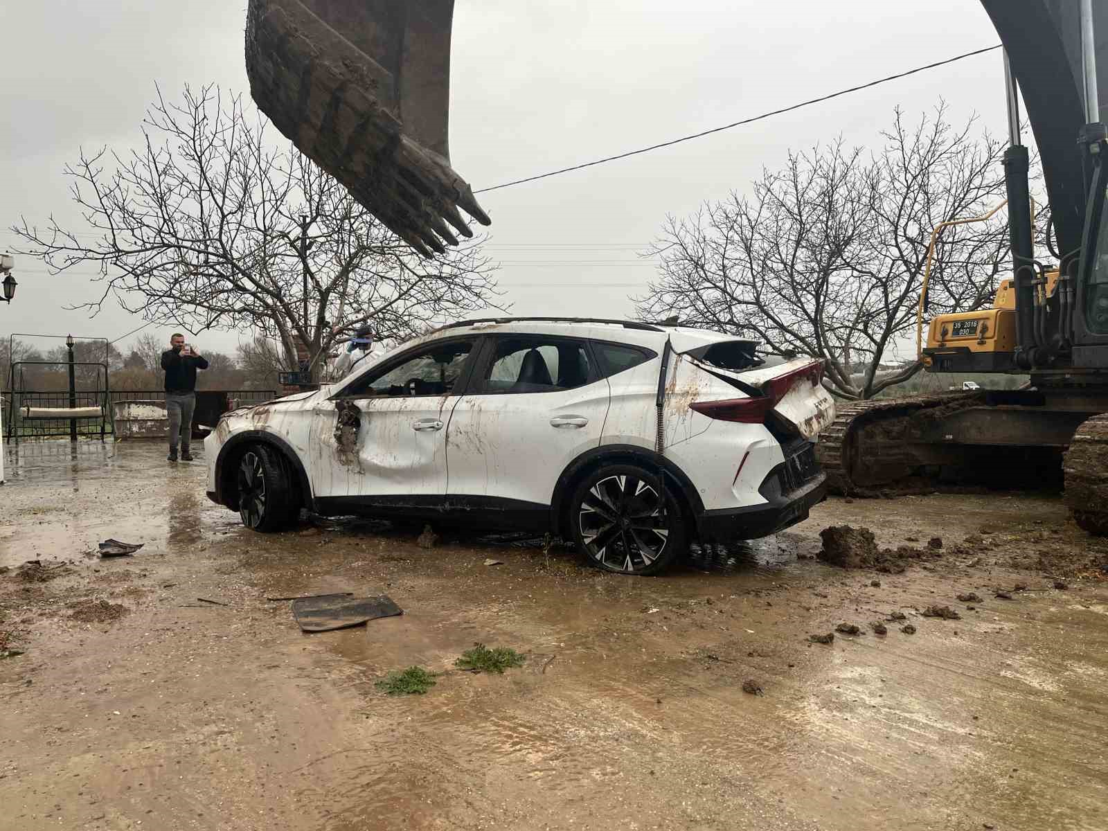 izmirde dere yatagina devrilen otomobilde olen iki kardesin cenazeleri teslim alindi 1 QjeDR176