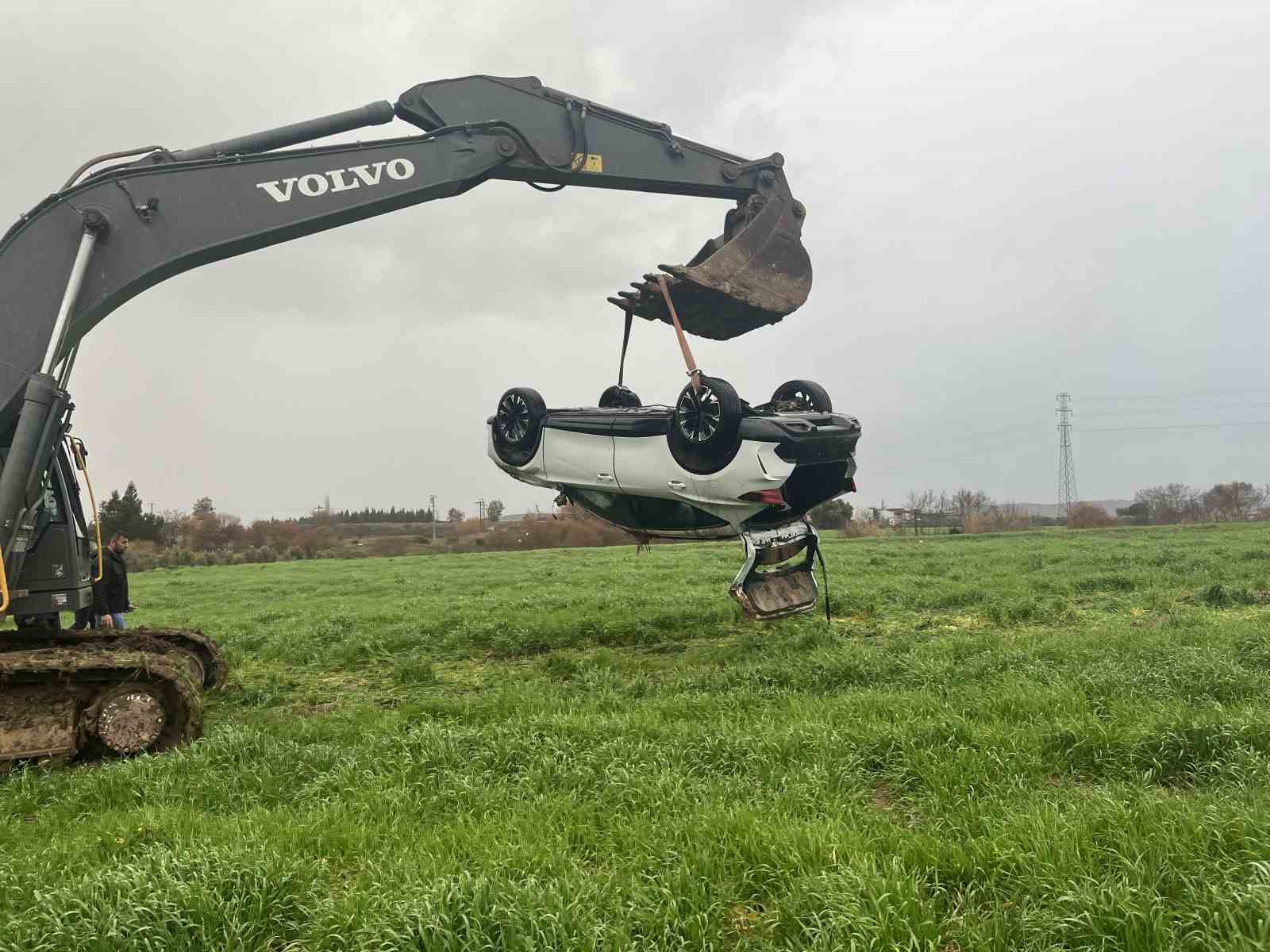 izmirde dere yatagina devrilen otomobilde olen iki kardesin cenazeleri teslim alindi 2 l9jG9ErT