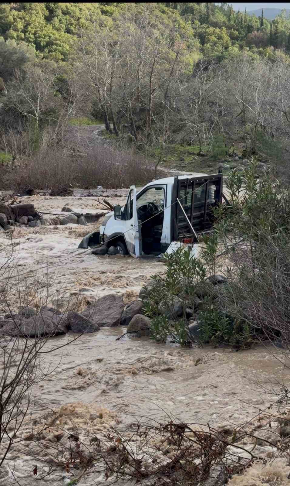 izmirde derede mahsur kalan 3 kisi kurtarildi 0 GRROlamd