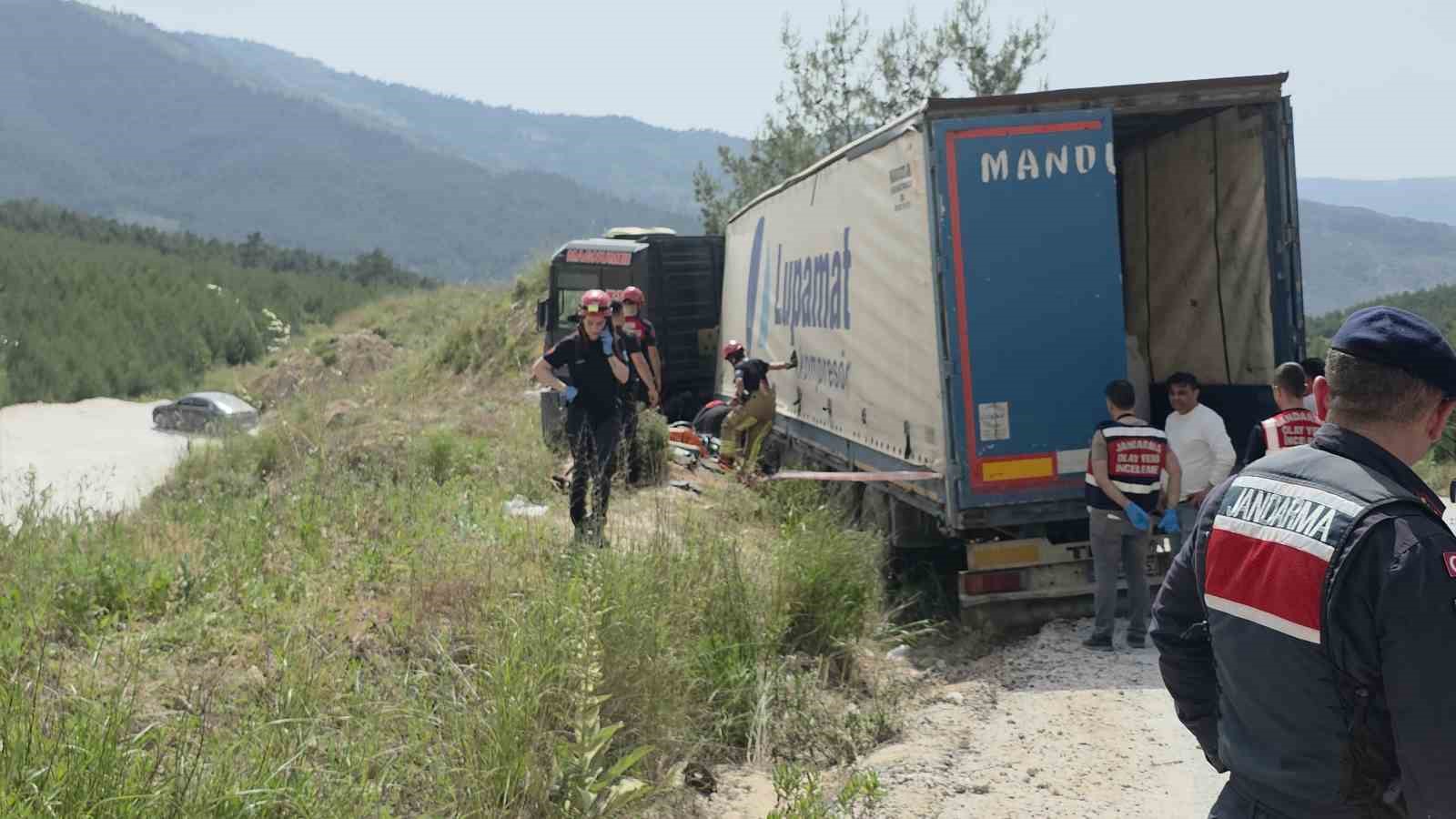 İzmir’de devrilen tırın altında kalan sürücü hayatını kaybetti 4 izmirde devrilen tirin altinda kalan surucu hayatini kaybetti 0 CynegS3A