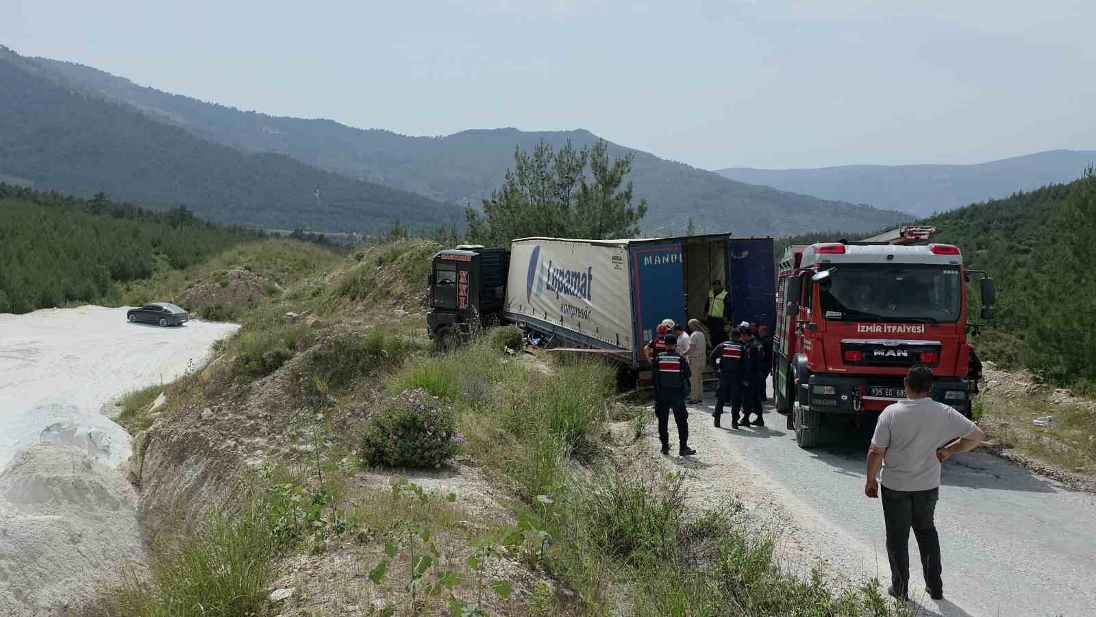 İzmir’de devrilen tırın altında kalan sürücü hayatını kaybetti 5 izmirde devrilen tirin altinda kalan surucu hayatini kaybetti 1 L5LLGKZn