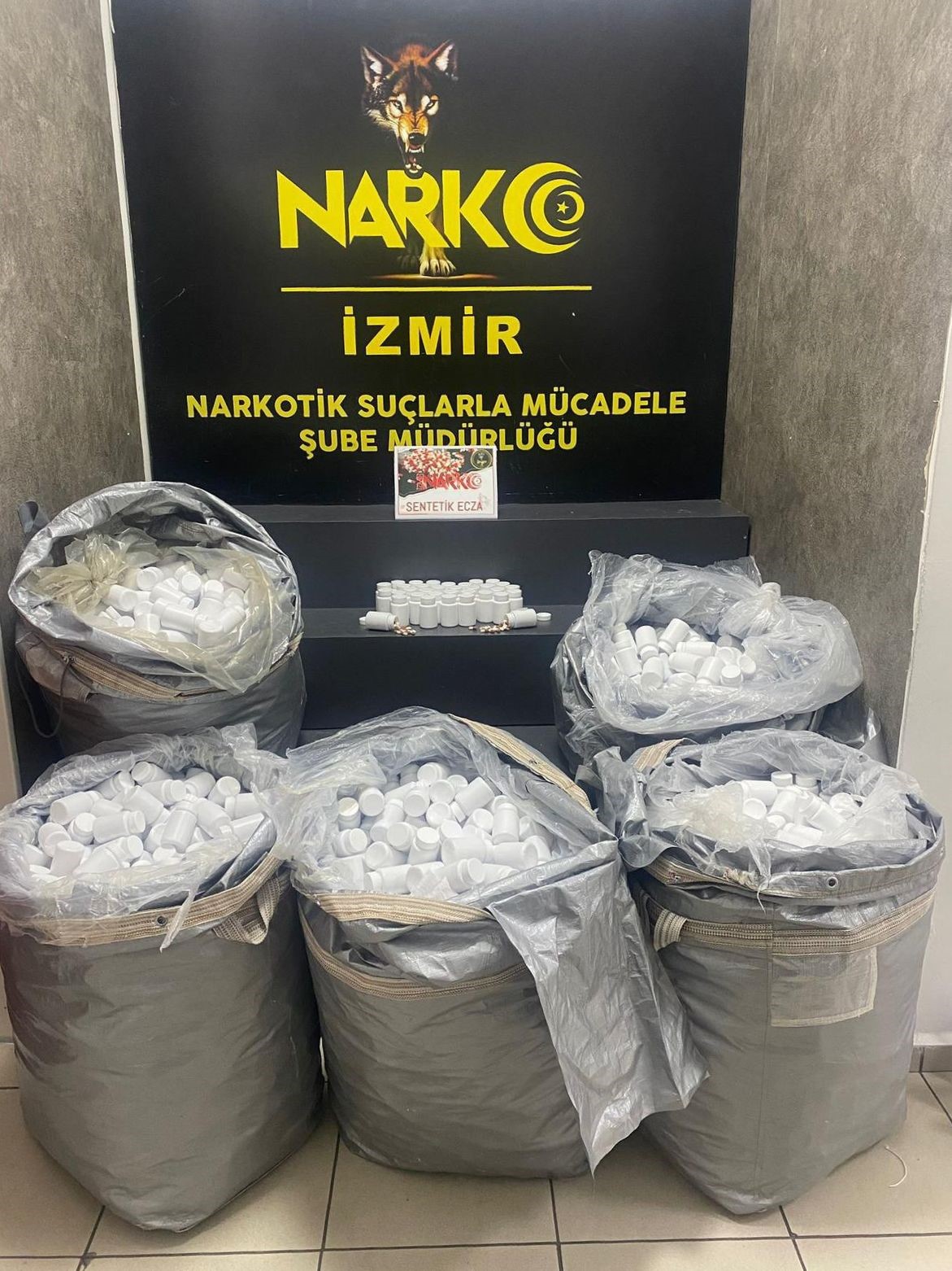 izmirde durdurulan aractan 156 bin uyusturucu hap cikti 0 jm9gLUp6