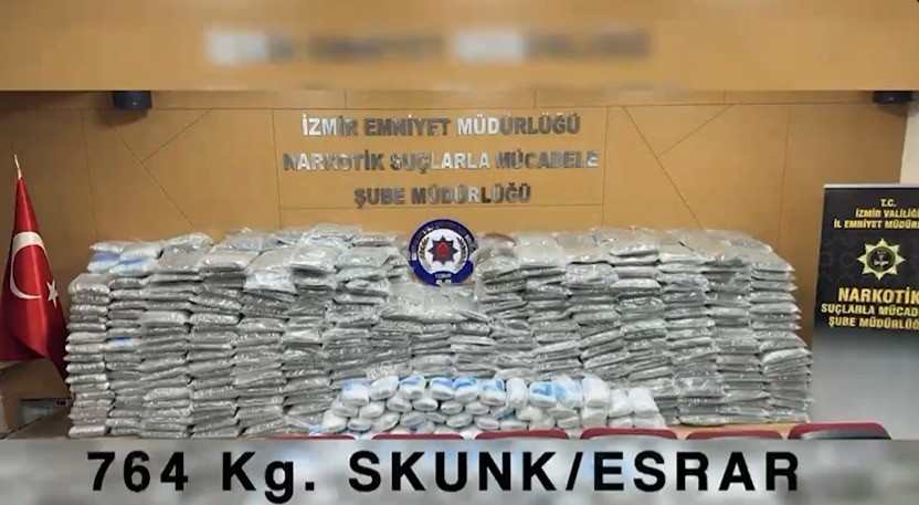 izmirde duzenlenen operasyonda 764 kilogram uyusturucu madde ele gecirildi 0