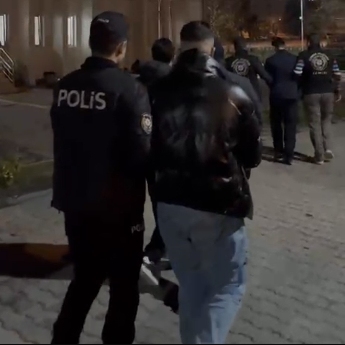izmirde erasmus ogrencilerini rehin alan sahte polisler tutuklandi 0 2NF9hP5a