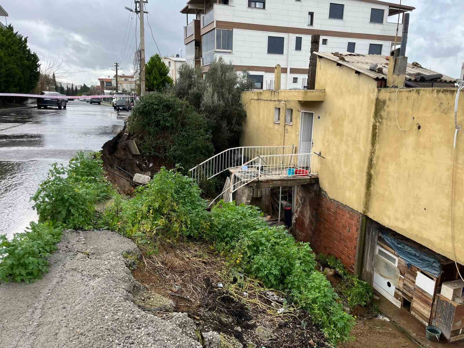 izmirde evin istinat duvari coktu 3 kisi tahliye edildi 0 d6TwR8Rl