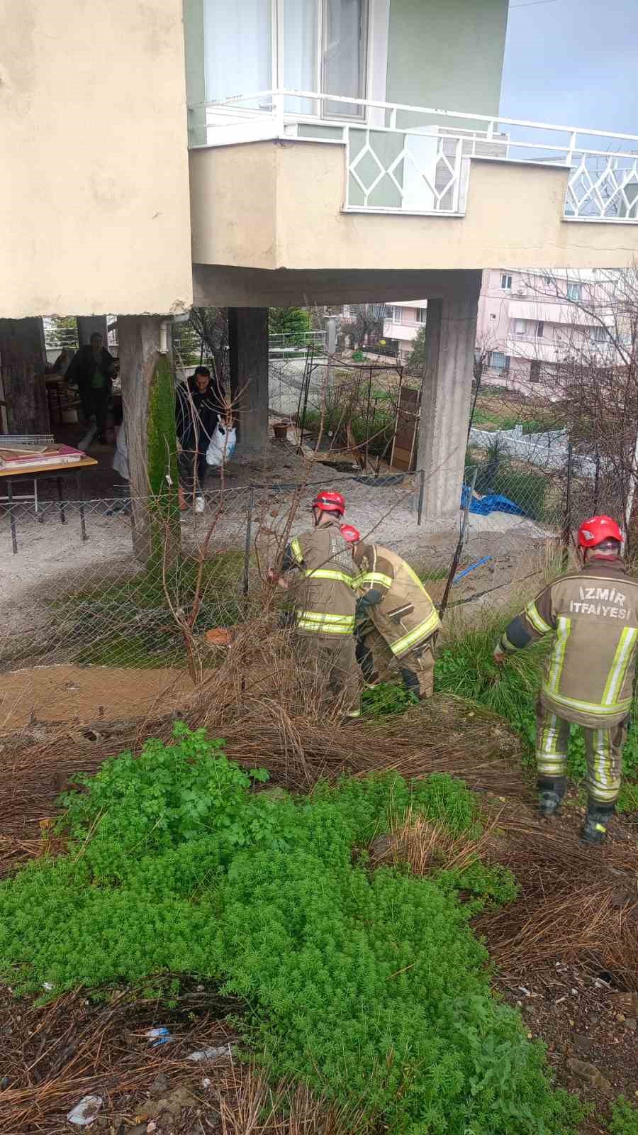 izmirde evin istinat duvari coktu 3 kisi tahliye edildi 2