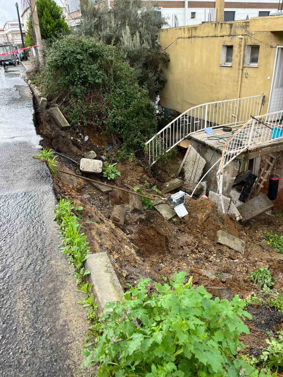 izmirde evin istinat duvari coktu 3 kisi tahliye edildi 4 3kJCZLnP