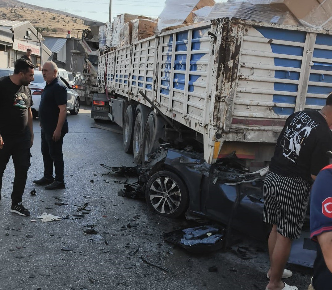 İzmir’de feci kaza: Tıra adeta ok gibi saplandı 5 izmirde feci kaza tira adeta ok gibi saplandi 1 3qABuUZP