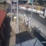 izmirde-feci-kaza-tira-adeta-ok-gibi-saplandi-ORwmyEQp.jpg