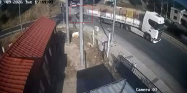 izmirde-feci-kaza-tira-adeta-ok-gibi-saplandi-ORwmyEQp.jpg