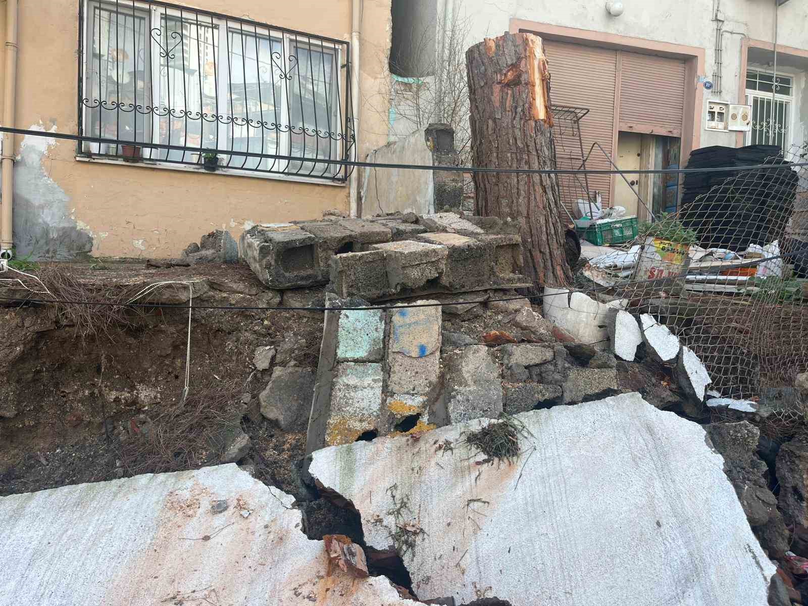 izmirde firtina nedeniyle devrilen agac alev aldi 2 anJQ9yVN