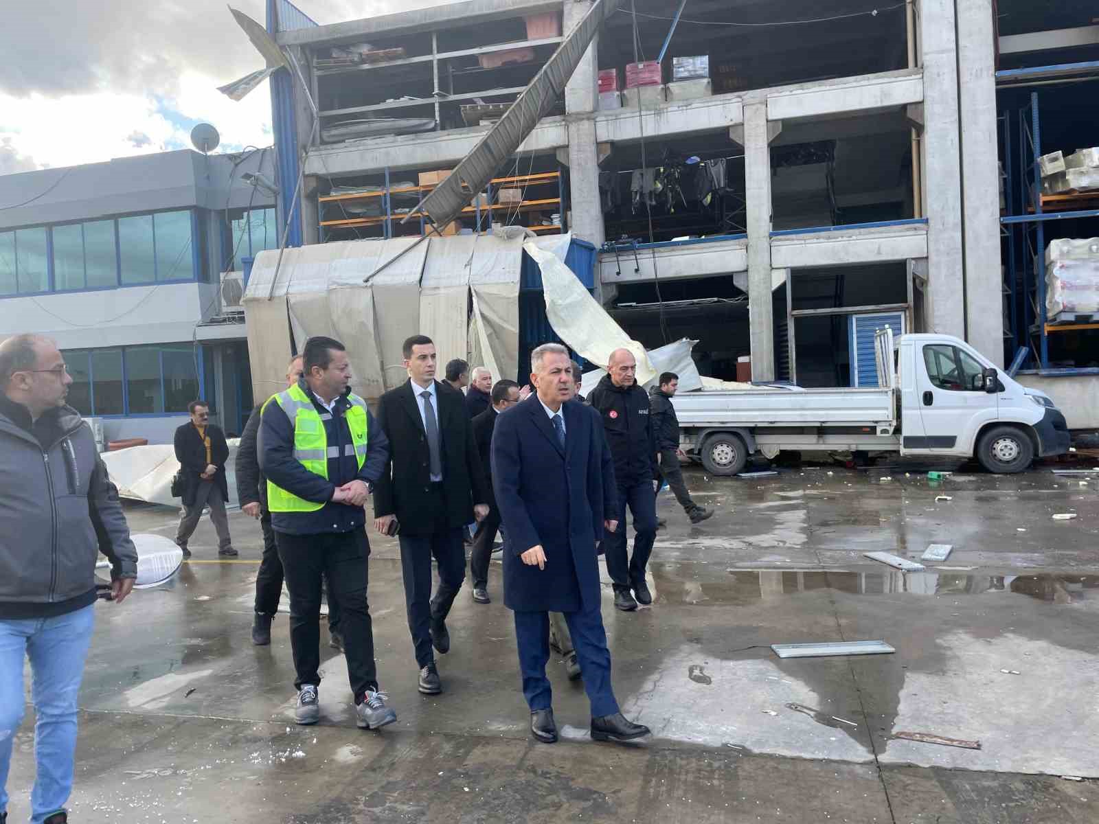 izmirde firtinada 9 fabrika ve 5 konut hasar gordu 0 QqRWmEyS