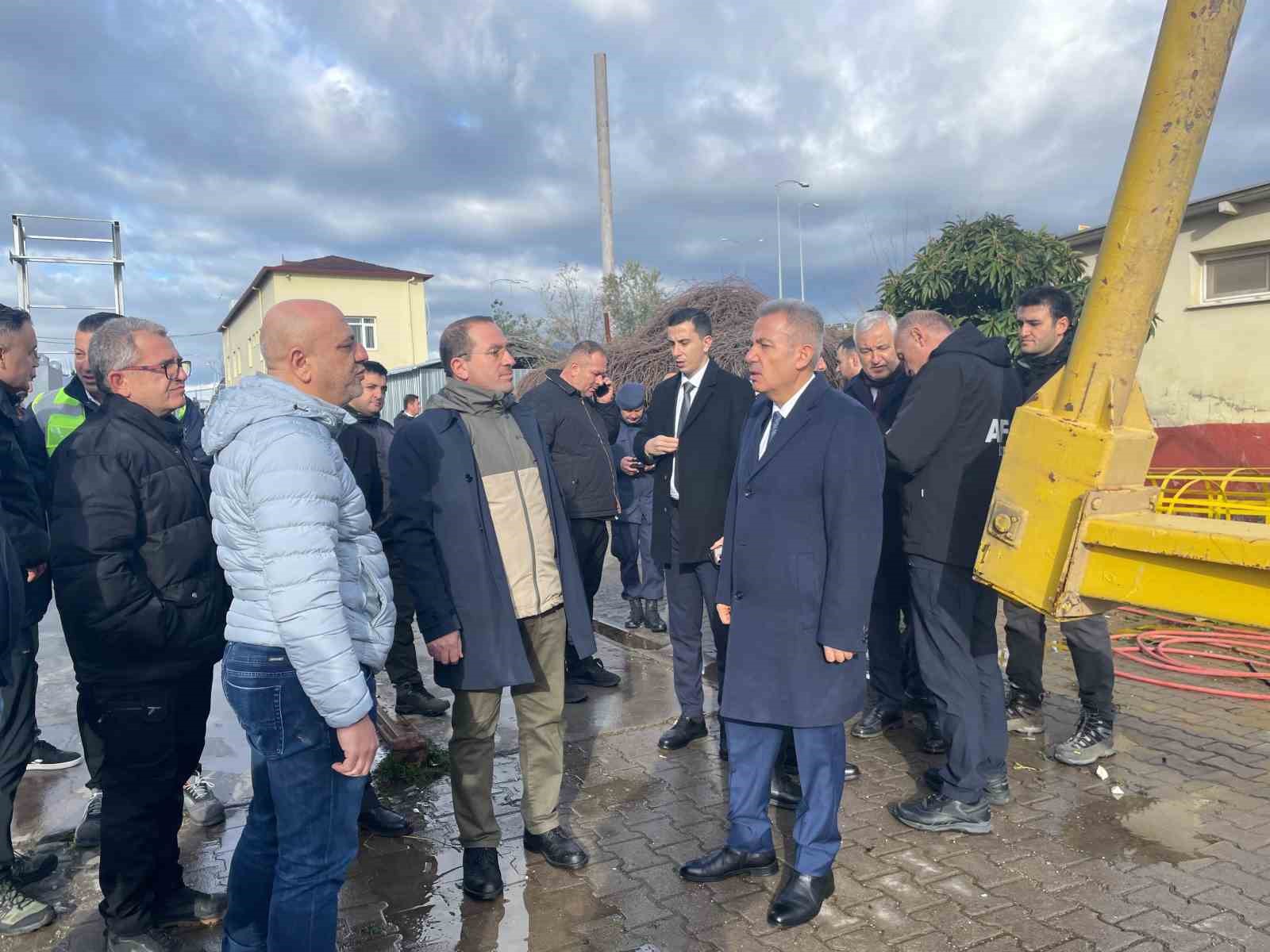 izmirde firtinada 9 fabrika ve 5 konut hasar gordu 2 gFvgEd5i