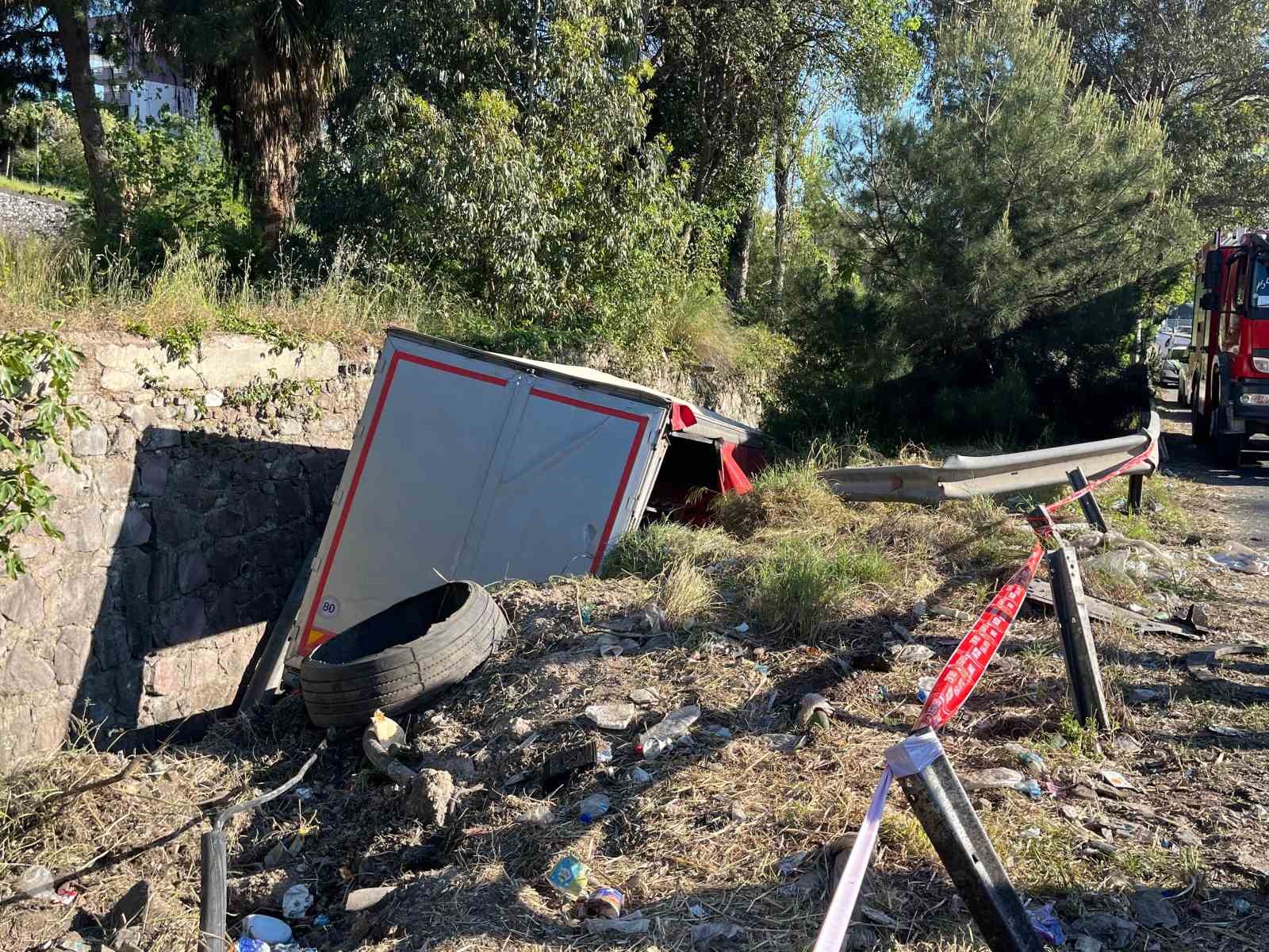 izmirde freni bosalan tir 10 araca carpti 1i polis 3 kisi hayatini kaybetti 5 6d7pkaUm