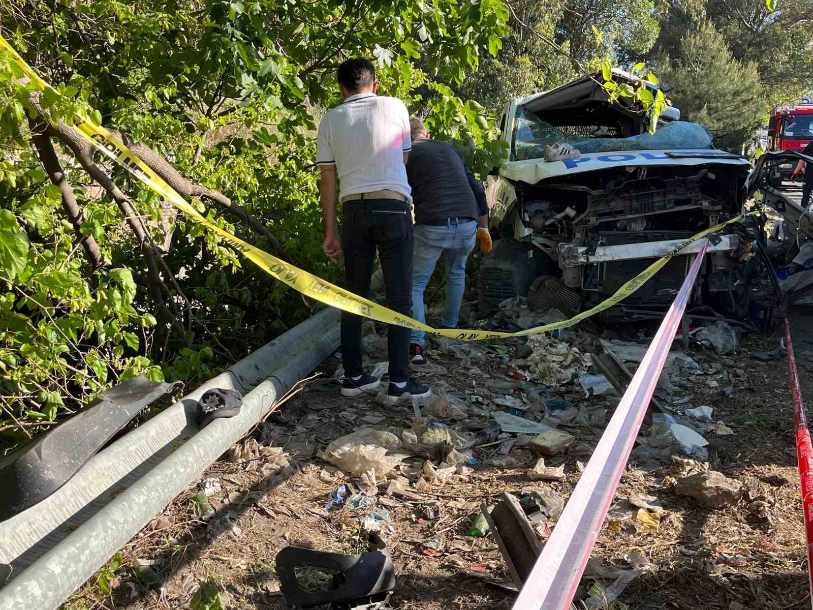 izmirde freni bosalan tir 10 araca carpti 1i polis 3 kisi hayatini kaybetti 5 7cVQ1aB2