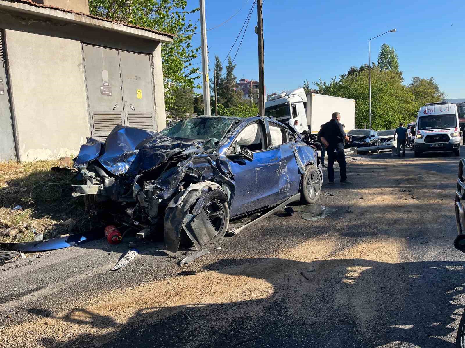 izmirde freni bosalan tir 10 araca carpti 1i polis 3 kisi hayatini kaybetti 5 7mRRSzz9