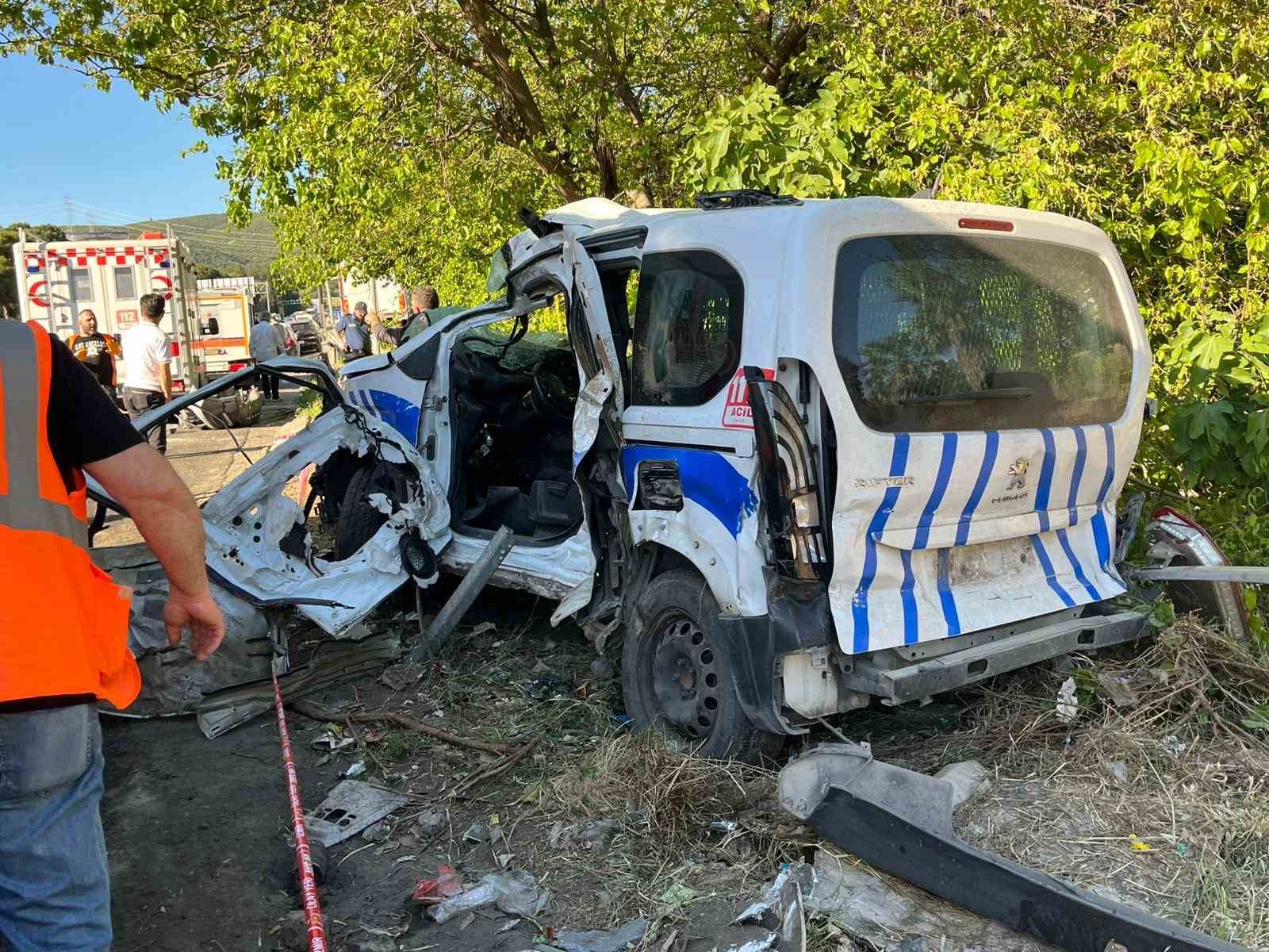 izmirde freni bosalan tir 10 araca carpti 1i polis 3 kisi hayatini kaybetti 5 PZNrd7CW