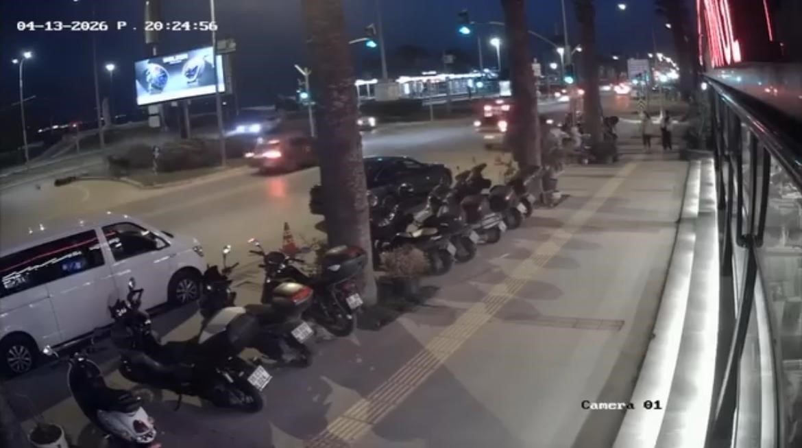 İzmir’de genç motosikletlinin hayatını kaybettiği kazanın görüntüleri ortaya çıktı 5 izmirde genc motosikletlinin hayatini kaybettigi kazanin goruntuleri ortaya cikti 1 c5slN4Gd