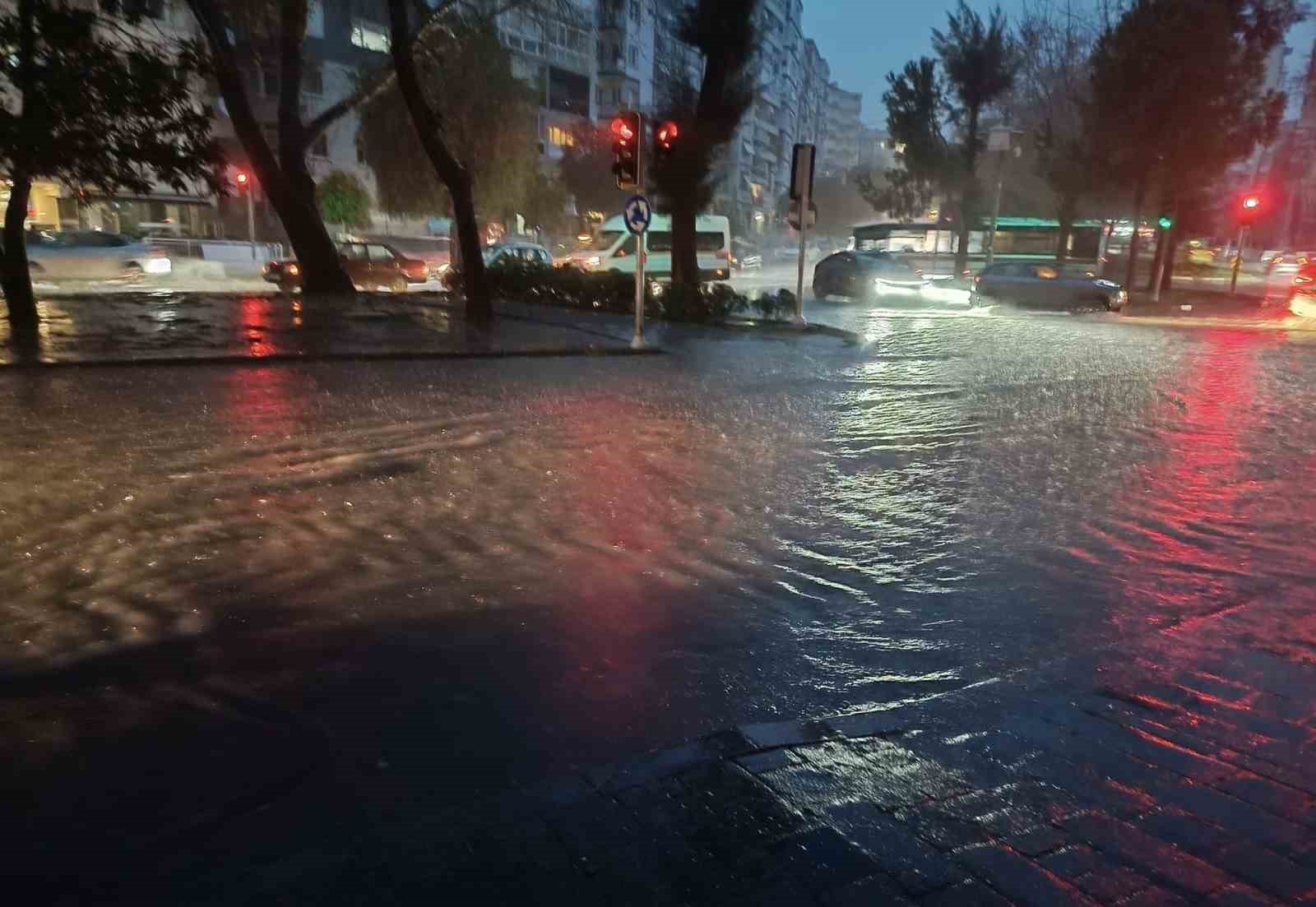 izmirde gune saganakla basladi yollar gole dondu 0 nuy5KVnv