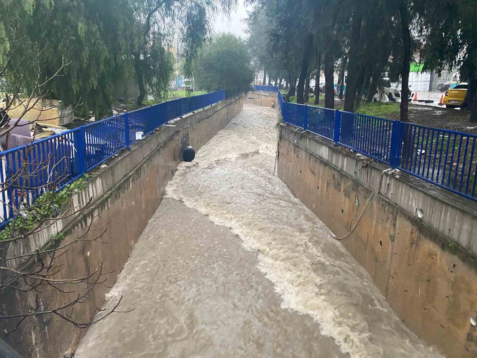 izmirde gune saganakla basladi yollar gole dondu 1 YFcTpilU
