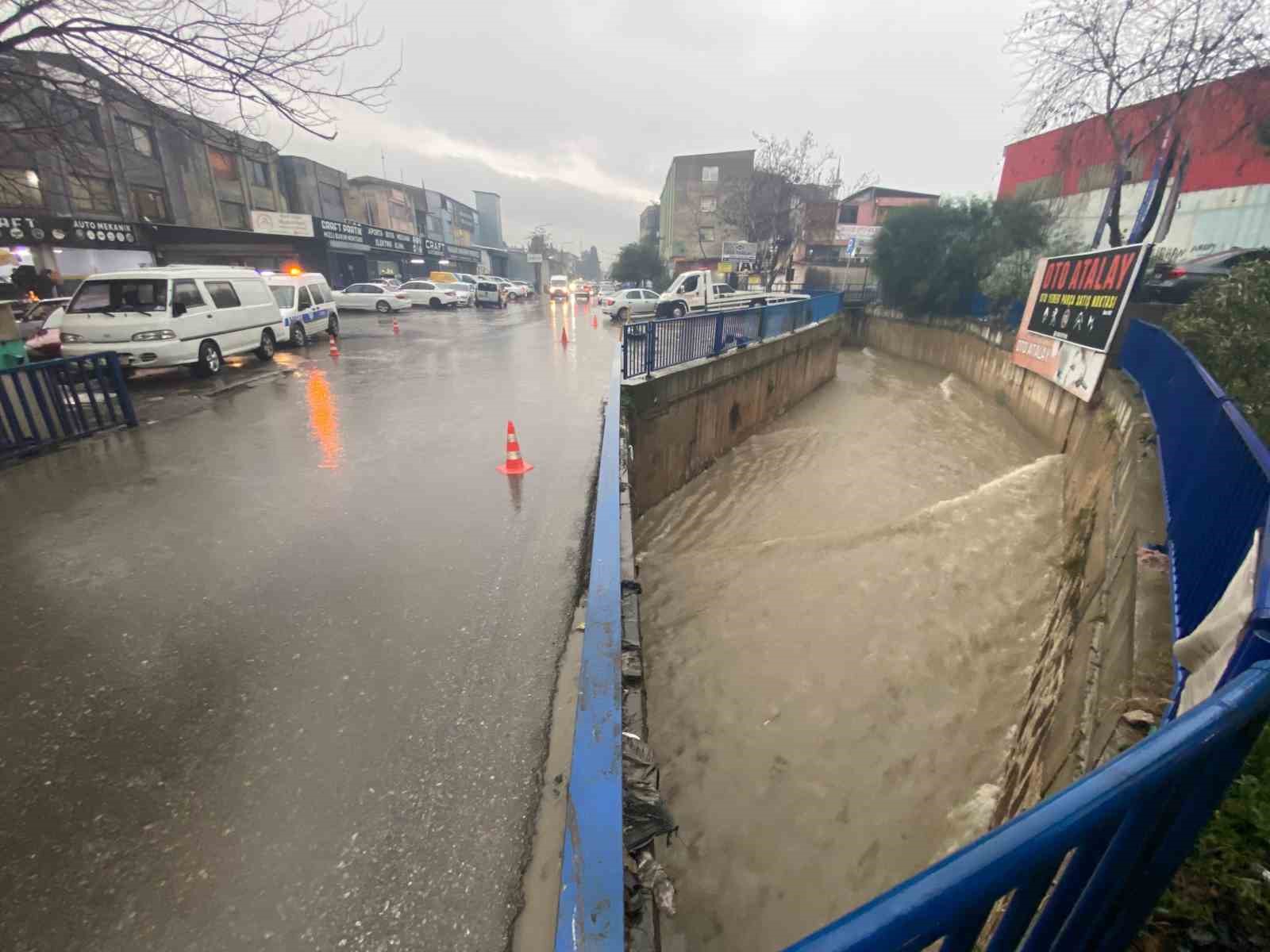 izmirde gune saganakla basladi yollar gole dondu 2 O9cqNZqF