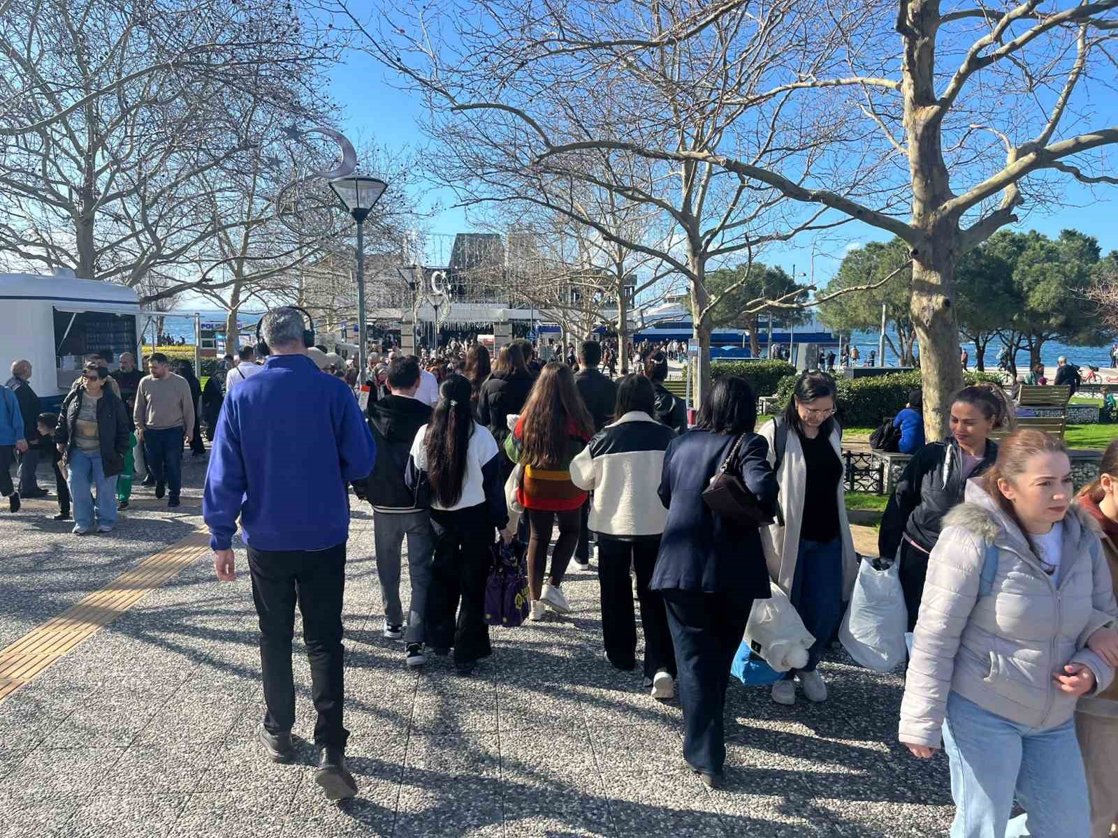 izmirde gunesli havayi goren vatandaslar sahile akin etti 1 wYruBXLa
