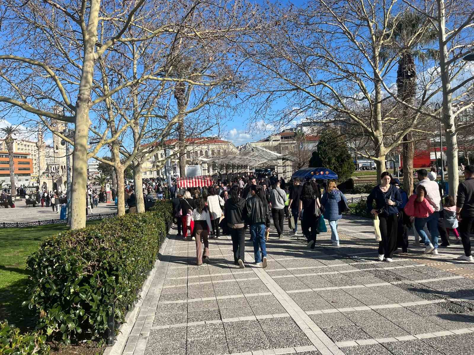 izmirde gunesli havayi goren vatandaslar sahile akin etti 5