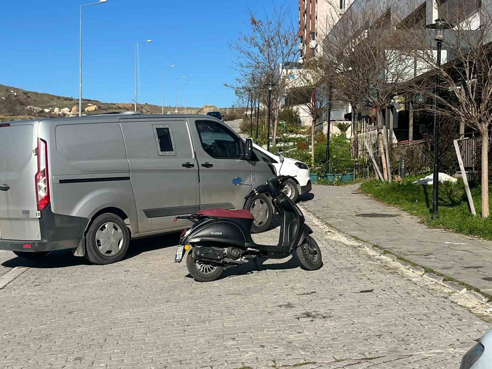izmirde guvenlikleri darp edip banka aracini soydular 0 PIaOgZKg