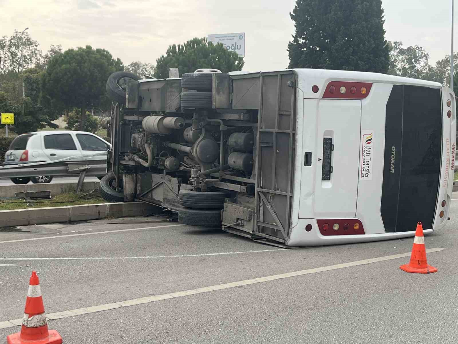 izmirde havalimani personel servisi devrildi 5 yarali 2 8UHD22Zw