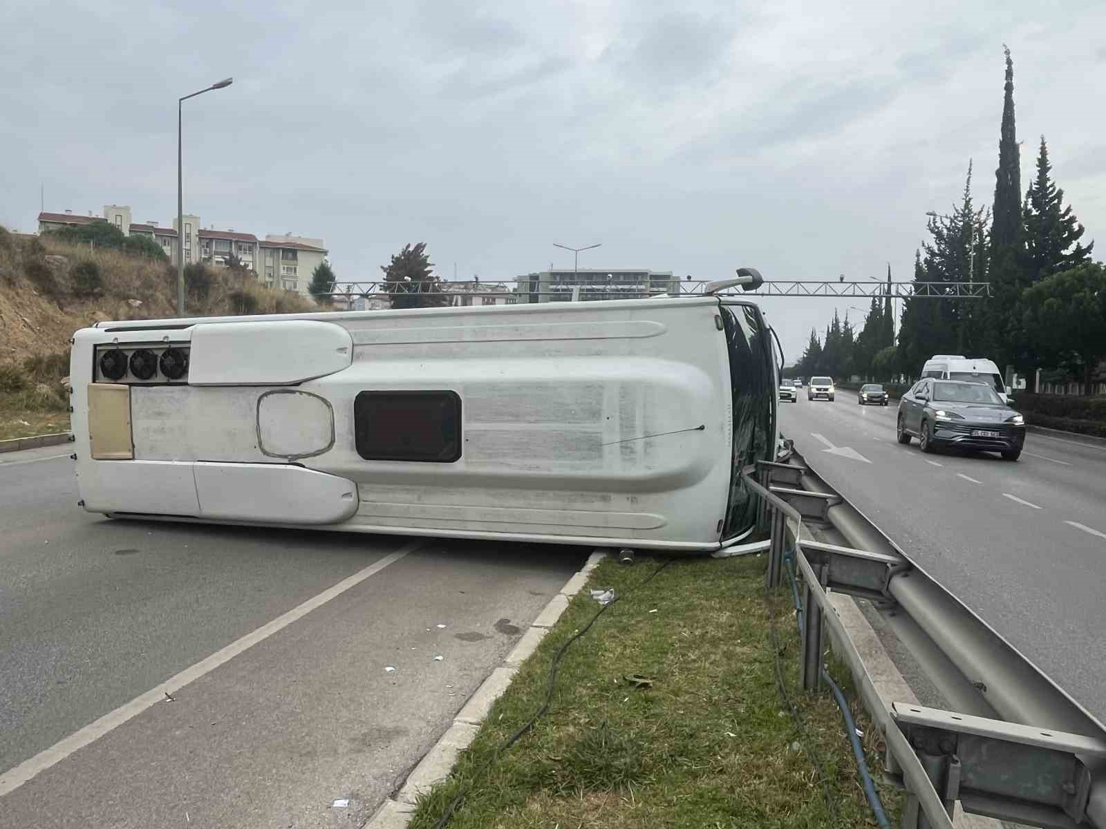 izmirde havalimani personel servisi devrildi 5 yarali 3 VUMscfzG