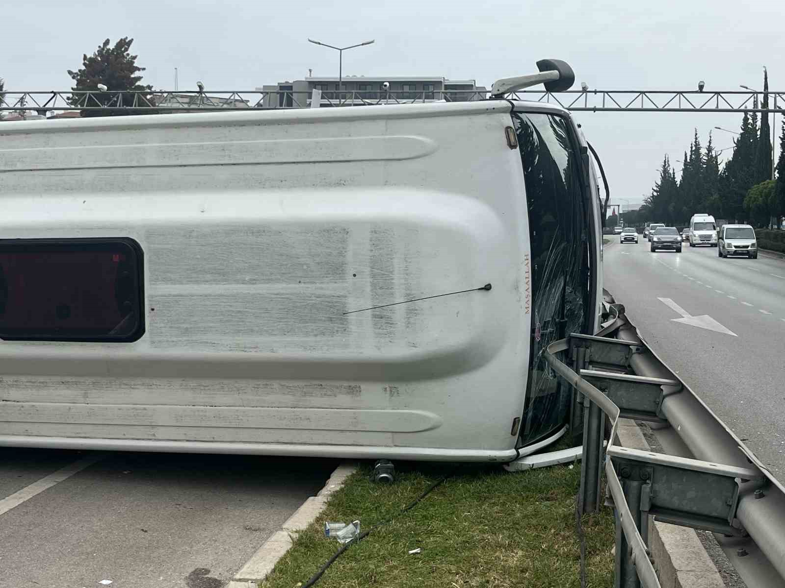 izmirde havalimani personel servisi devrildi 5 yarali 4 p3fNyFbF