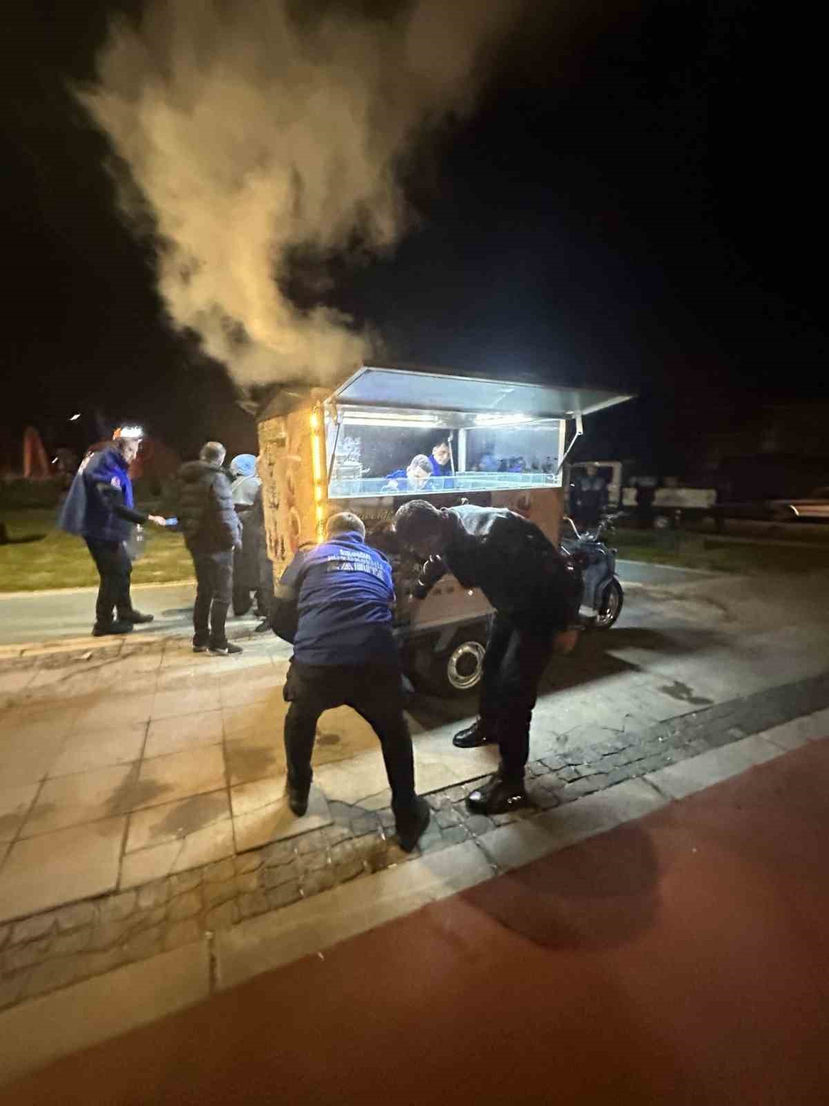 izmirde iki bardak cayi 300 liraya satan saticilarin malzemelerine el konuldu 1 g3rNIdBi