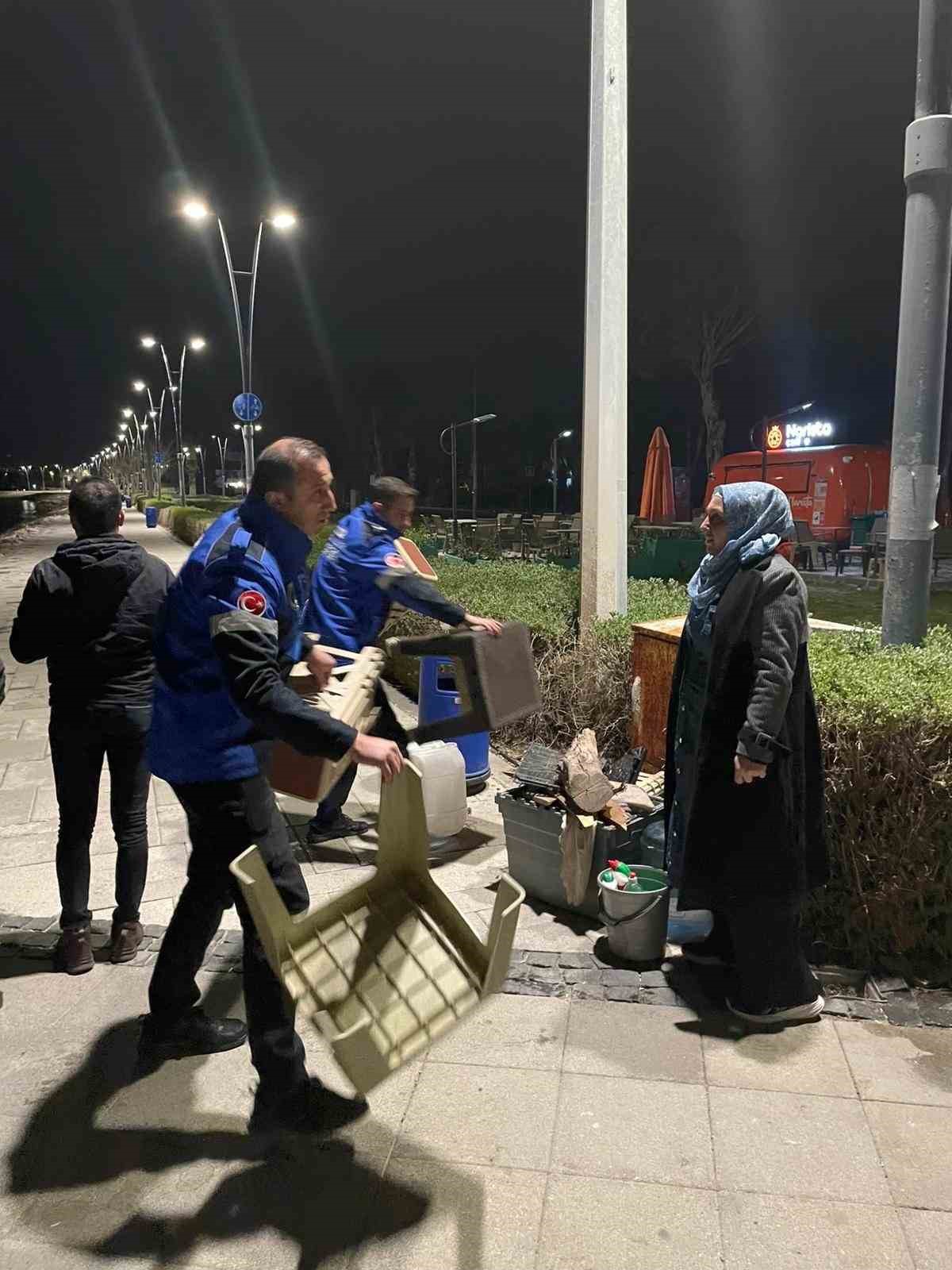 izmirde iki bardak cayi 300 liraya satan saticilarin malzemelerine el konuldu 2 G6BlTeB5