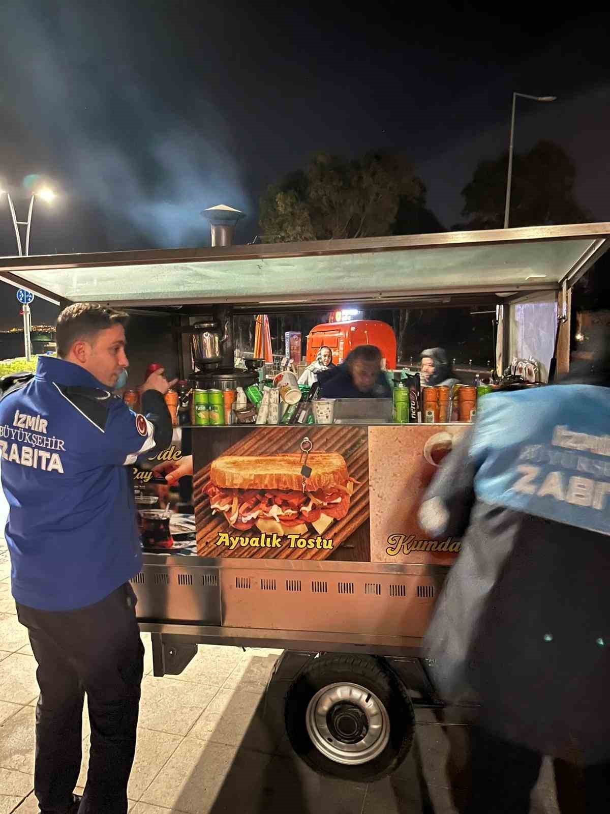 izmirde iki bardak cayi 300 liraya satan saticilarin malzemelerine el konuldu 3 qDIvNstS
