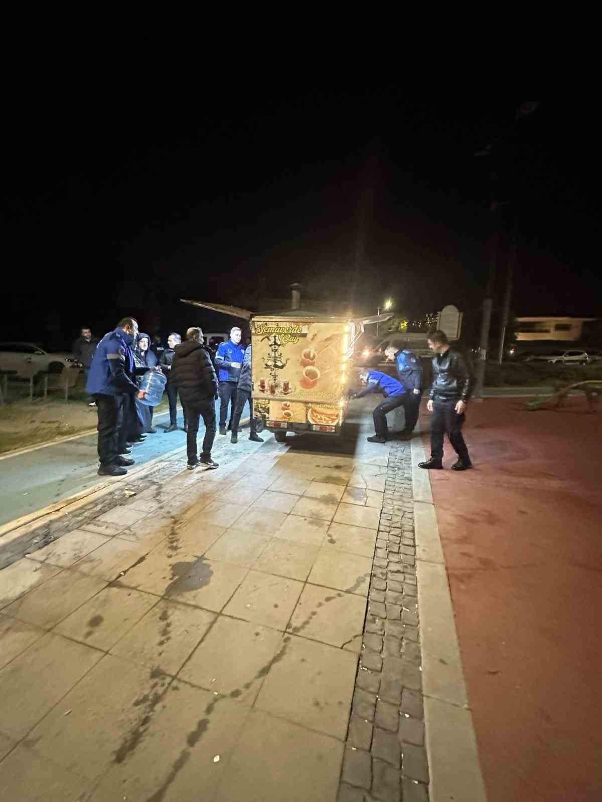 izmirde iki bardak cayi 300 liraya satan saticilarin malzemelerine el konuldu 4 jqcwLS8P