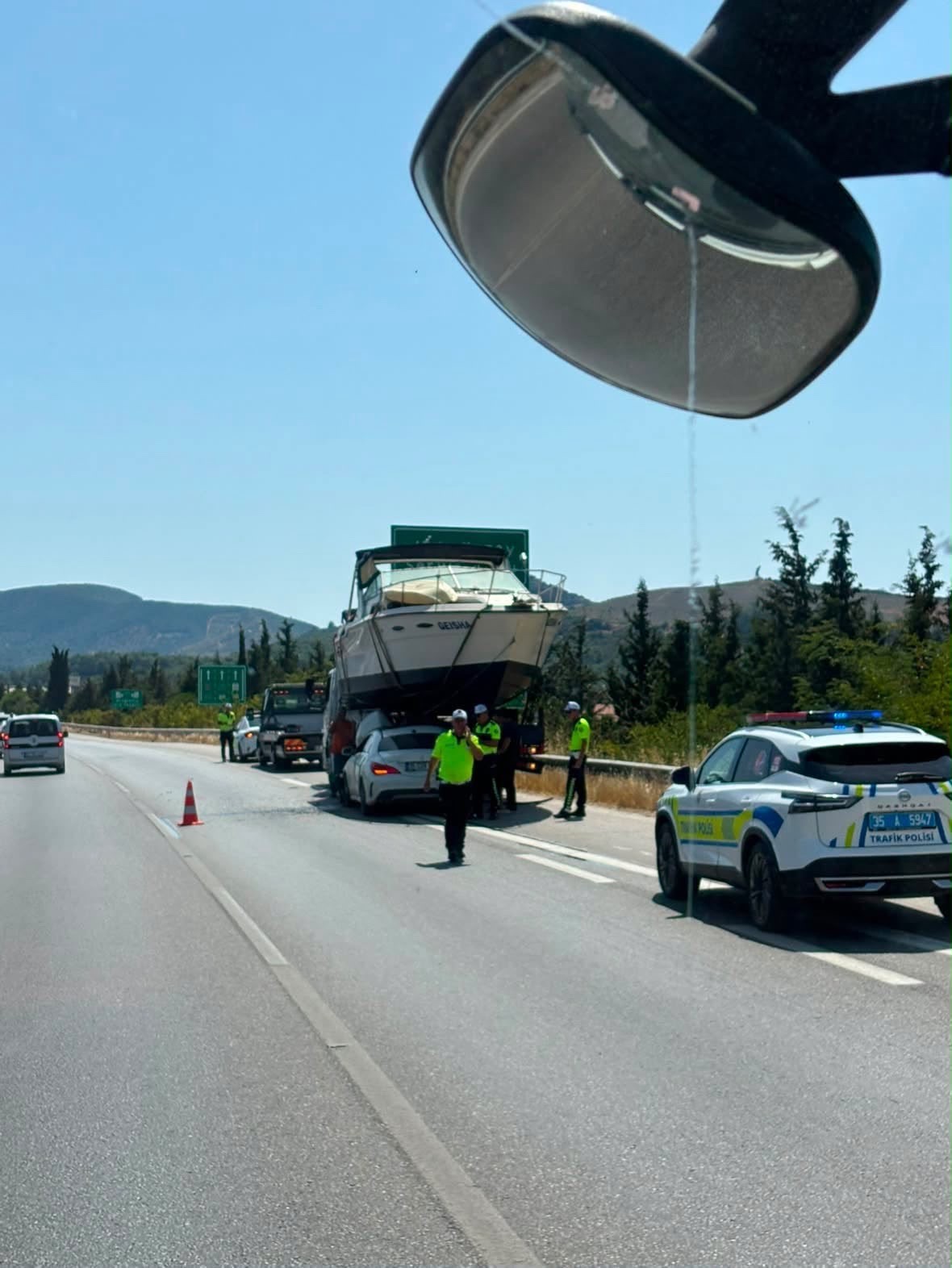 izmirde ilginc kaza otomobil tekneyle carpisti 0 ZuHPbbqq