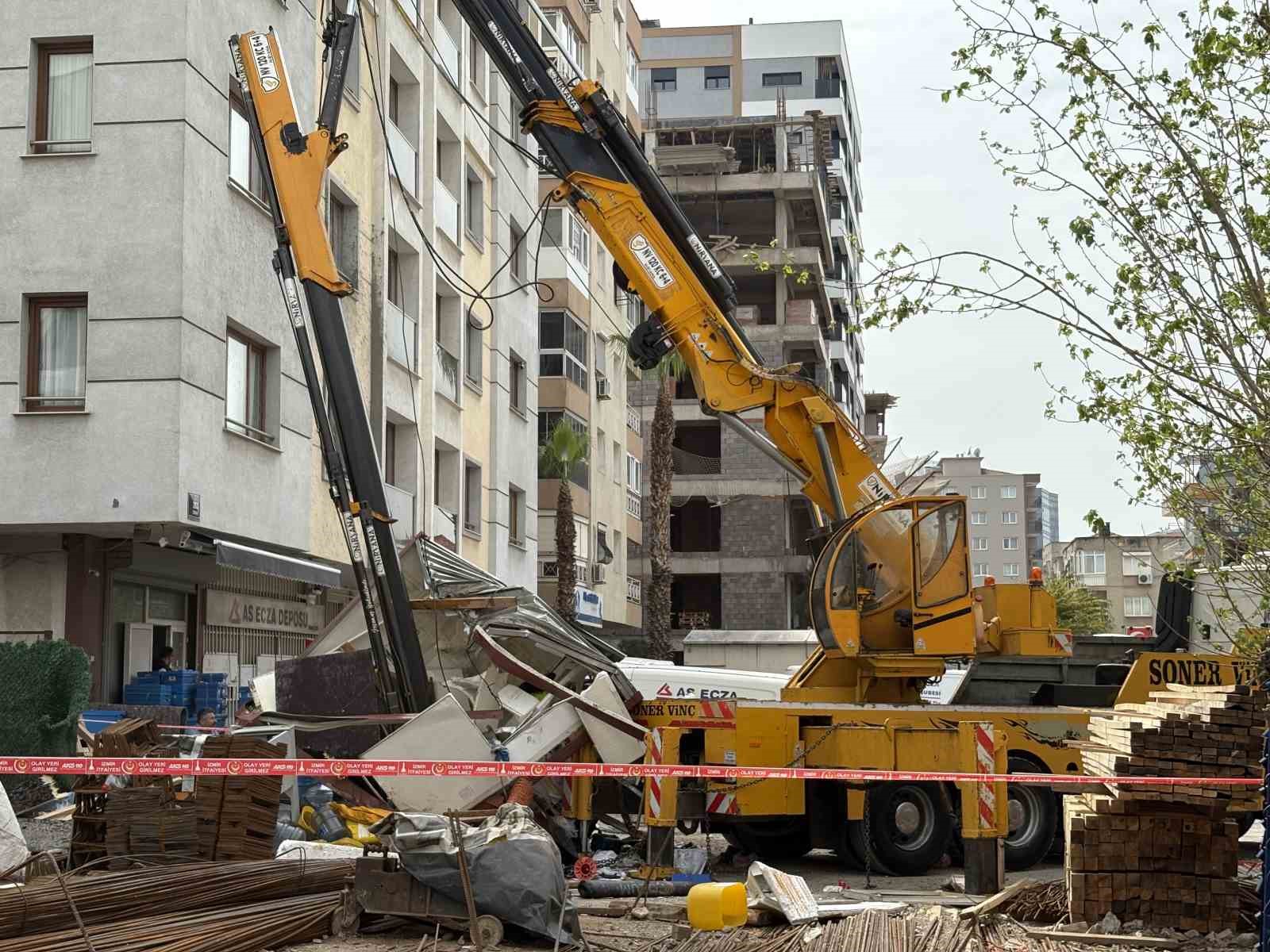 izmirde insaat kulubesinin uzerine vinc dustu 3 isci yaralandi 1 H86VmPKj